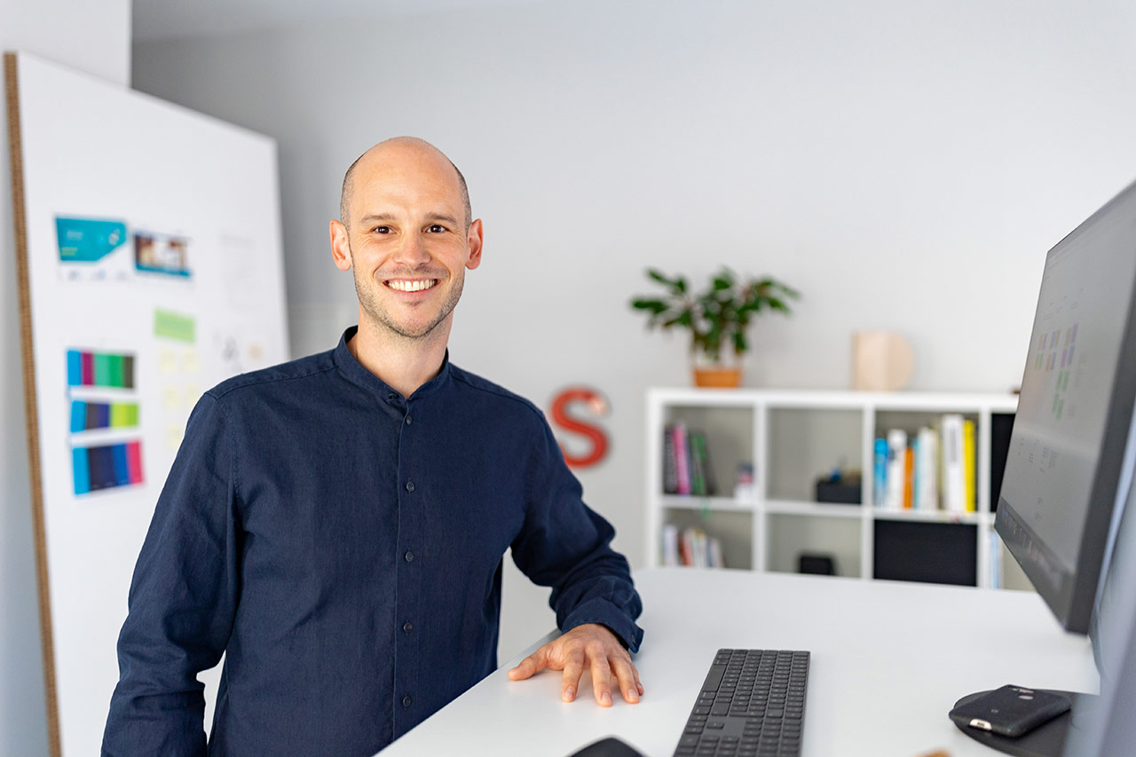 Webdesigner Sebastian Thönnes an seinem Arbeitsplatz